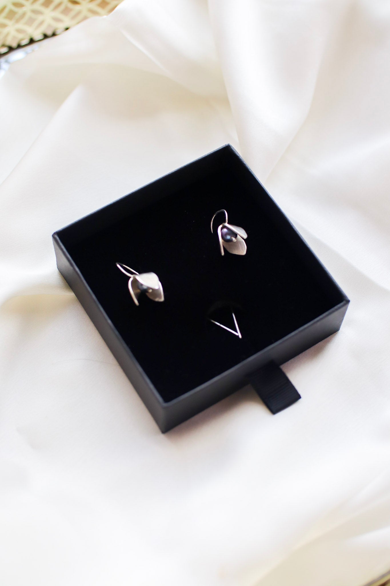 Sterling silver snowdrops earrings with fresh water pearls - Saw Framed